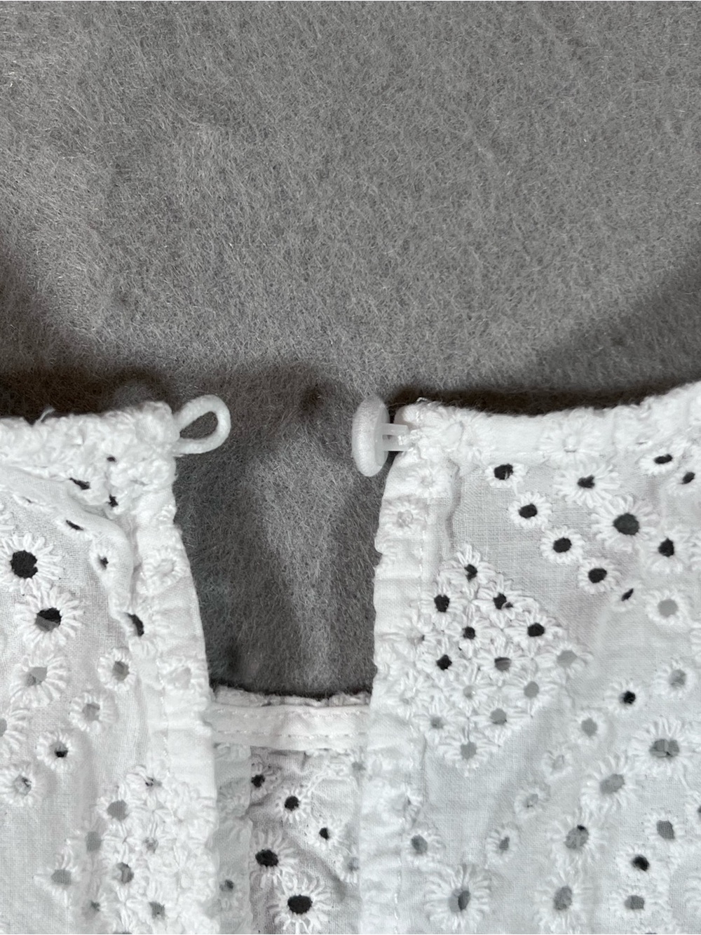 Crown & Ivy Women’s Eyelet Lace Top White M Scalloped Hem - Picture 8 of 9